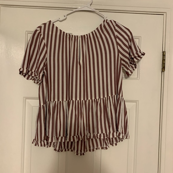 Cute simple top! Goes with everything - Picture 1 of 4